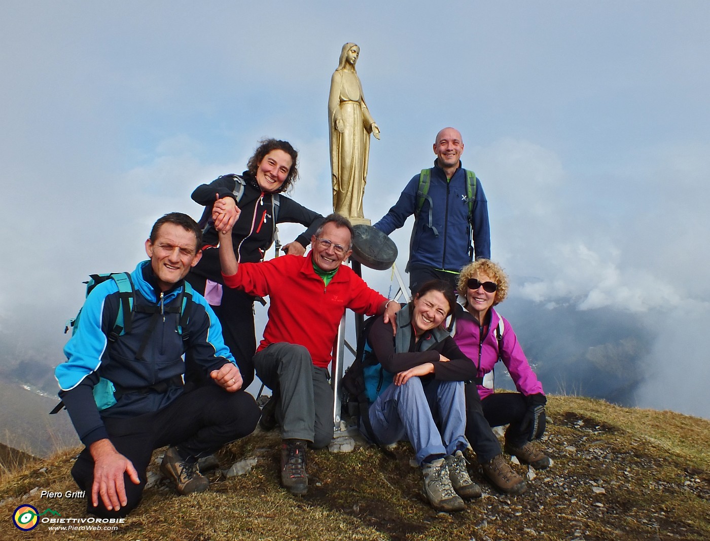 02 Alla Madonnina di vetta del Pizzo Baciamorti (2006 m) , incontro con amici!.JPG